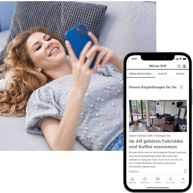 Eine Frau liegt auf der Couch mit Smartphone in der Hand. Im Vordergrund ist ein Smartphone mit der News-App der StN.