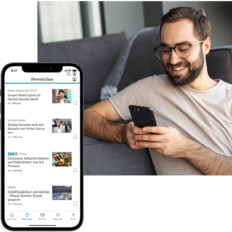 Mann hält Smartphone in seinen Händen. Im Vordergrund ist ein Smartphone, das die StN News-App zeigt