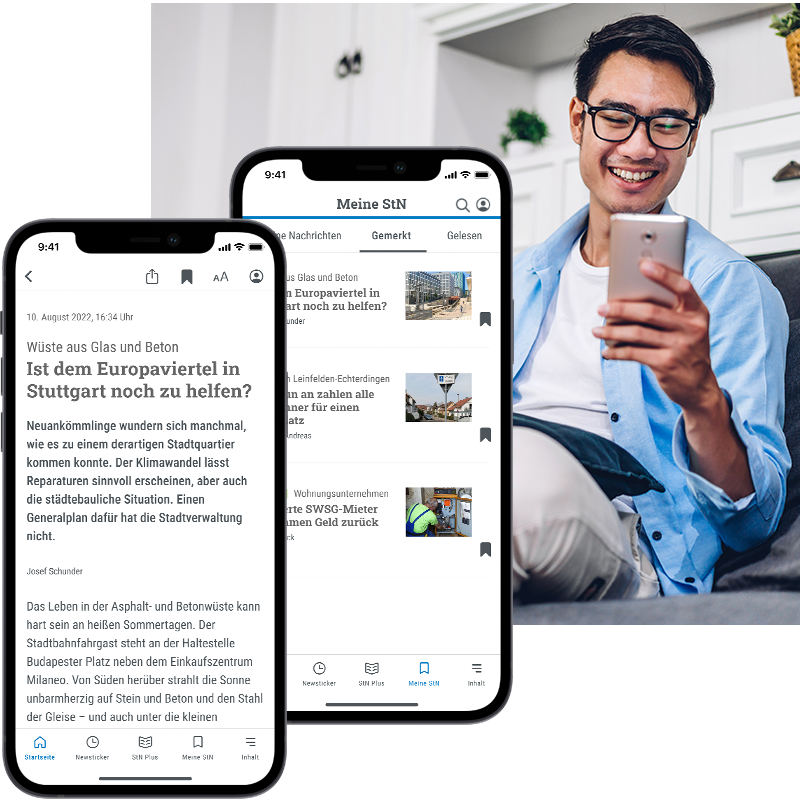 Mann hält ein Smartphone in der Hand. Im Vordergrund ist ein Smartmphone mit der StN News-App zu sehen.