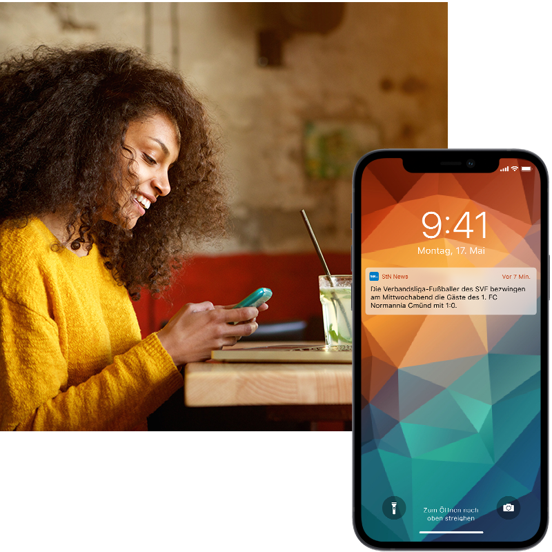 Frau hält Smartphone in ihren Händen. Im Vordergrund ist ein Smartphone mit Push-Benachrichtigung der StN zu sehen.